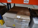 une pile de cartons sur une étagère dans un magasin