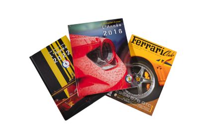 trois livres sur un fond blanc, avec une voiture rouge et une voiture jaune