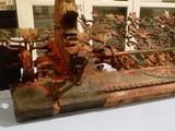 un banc en bois orné d'un motif sculpté