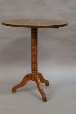 Guéridon en bois fruitier, à plateau basculant supporté par …