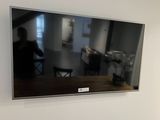 un grand téléviseur à écran plat accroché au mur