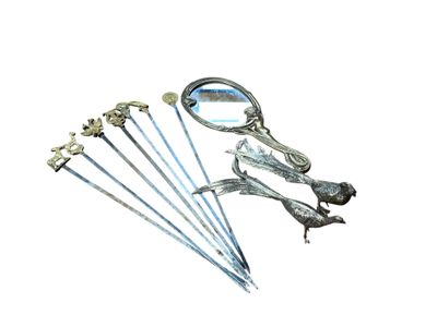 un ensemble d'objets métalliques comprenant notamment un miroir et une paire de ciseaux