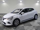 la voiture blanche est garée sur un carrelage à carreaux