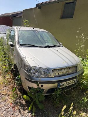 une voiture garée sur le côté de la route