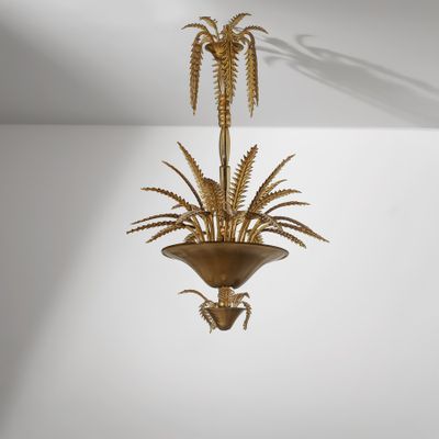 un lustre doré suspendu au plafond