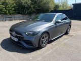 La berline Mercedes Classe S est garée sur un parking