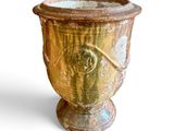 un vase posé sur une table