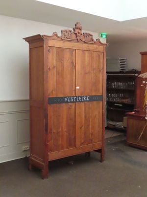 Armoire en pitchpin formant vestiaire.