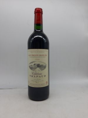 une bouteille de vin posée sur une table