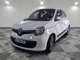 la photo d'une voiture blanche garée dans un garage