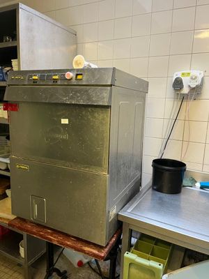 une photo d'une cuisine professionnelle équipée d'un grand four