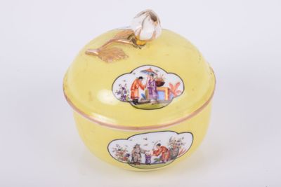 une boîte jaune sur laquelle figure une image de personnes