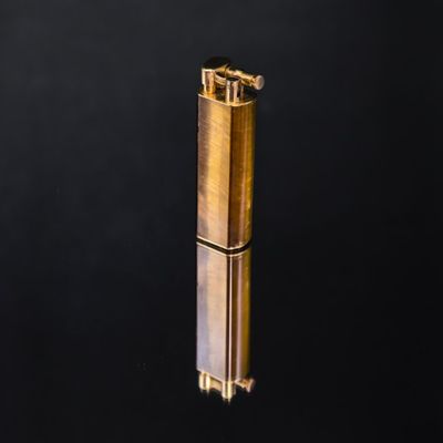 un briquet doré sur fond noir