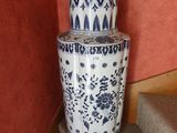 un grand vase bleu et blanc posé sur les marches