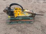 une petite machine posée sur une palette dans la boue