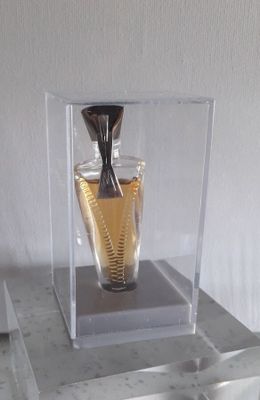 un vase en verre orné d'un motif noir et or