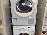 plusieurs lave-linge et sèche-linge sont empilés les uns sur les autres