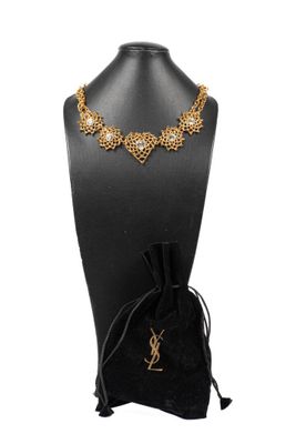 YVES SAINT LAURENT. Collier en métal doré, à motifs d'un cœu… - Photo 1