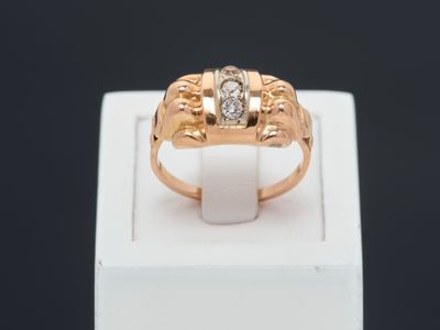 Gros plan sur une bague en or ornée d'un diamant
