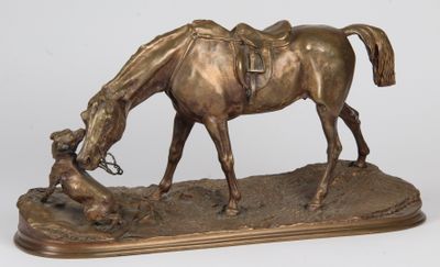 statue en bronze représentant un cheval et un chien sur un fond blanc