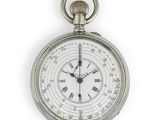 une montre de poche en argent avec des chiffres romains sur le cadran