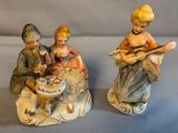 deux figurines d'enfants assis sur une table