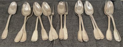tout un tas de cuillères en argent et de petites cuillères posées sur une table