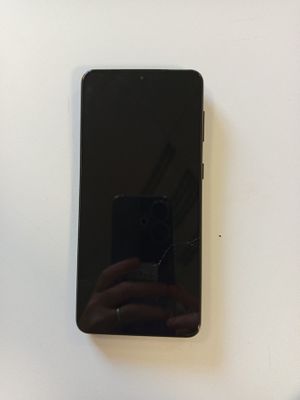 une personne en train de prendre une photo d'un téléphone portable cassé