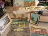 beaucoup de tableaux posés par terre dans une pièce