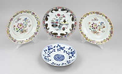 quatre assiettes en porcelaine chinoise ornées de motifs floraux