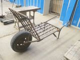 un chariot garé devant un bâtiment