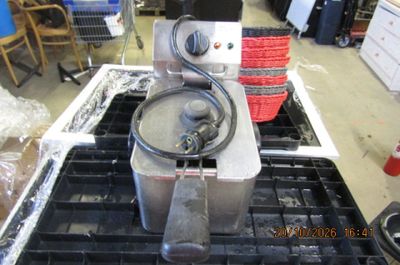une machine posée sur une table