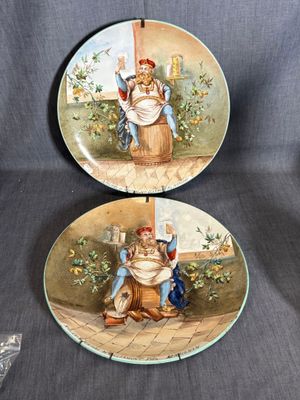 deux assiettes sur lesquelles figurent un homme et une femme assis sur un tonneau
