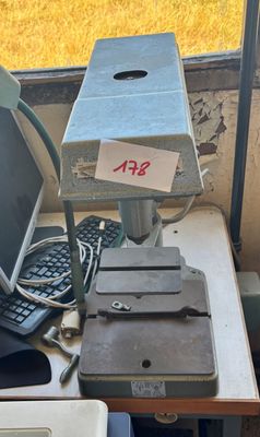 un ordinateur portable posé sur un bureau, à côté d'un clavier
