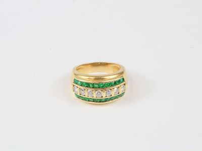 Bague bandeau en or jaune, surmontée en léger relief d'une l…