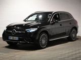 Le SUV Mercedes GLE est garé dans un parking couvert.