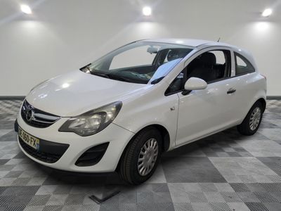 la petite voiture blanche est garée dans une grande pièce