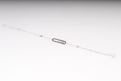 collier plaqué argent avec un motif noir et blanc sur fond blanc