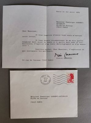 une enveloppe sur laquelle est apposé un timbre rouge, posée sur une table