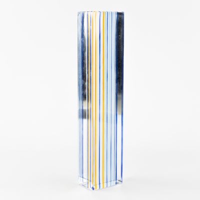 vase en acrylique rayé bleu, jaune et blanc