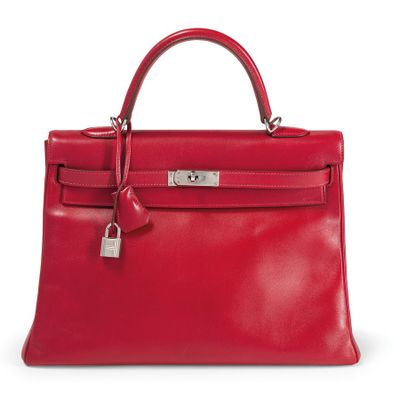 un sac à main en cuir rouge sur fond blanc