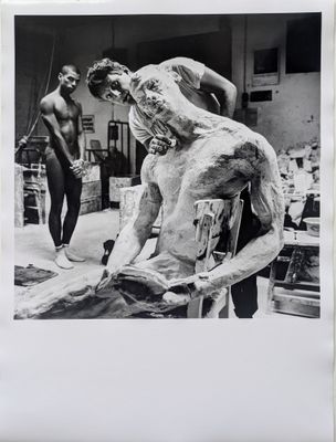 une vieille photo en noir et blanc montrant deux hommes en train de travailler sur une statue