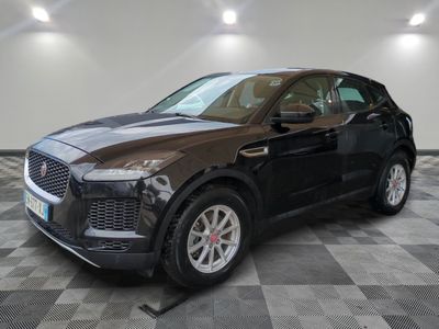 un 4x4 noir garé dans un garage au sol en damier