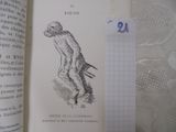 un livre sur lequel figure le dessin d'un homme tenant un pistolet