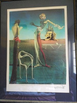 tableau encadré représentant une femme en robe longue debout à côté d'un homme assis sur une chaise