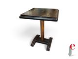 une image représentant une table avec un plateau carré et un piètement en bois