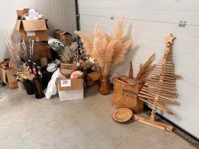 beaucoup de plantes et d'autres objets dans un garage