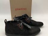 un gros plan sur une paire de chaussures avec une boîte en arrière-plan