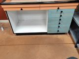 une image représentant un bureau avec un plateau en verre et des tiroirs