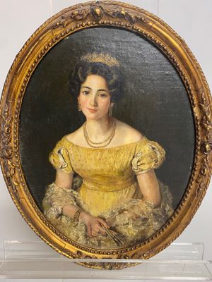 portrait d'une dame en robe jaune, dans un cadre doré
